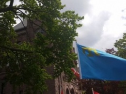 Крымскотатарский флаг был поднят над парламентом в Канаде