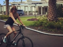 70-летняя Голди Хоун рассекает на велосипеде в мини-юбке