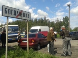 Жители Богдановки перекрыли дорогу: требовали ее ремонта