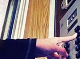 На запорожанку в лифте собственного дома напал грабитель с ножом