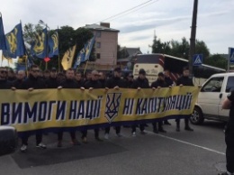 В Киеве стартовал марш "Азова": активисты зажгли дымовые шашки (ФОТО)