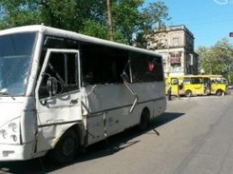 В Мариуполе столкнулись микроавтобус с военными и маршрутка