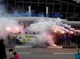 "Азов" продолжил митинговать с дымовыми шашками в аэропорту Борисполь