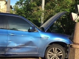 В центре Москвы BMW X5 после столкновения с иномаркой снес светофор