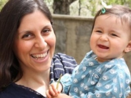 Иран держит в тюрьме сотрудницу Reuters, оторвав от 22-месячной дочки (фото)
