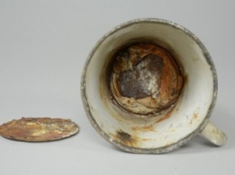 Музей концлагеря «Аушвиц» нашел драгоценности в кружке с двойным дном (фото)