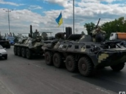 Колонна военной техники застряла на мосту в Киеве (ФОТО)