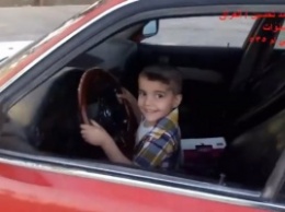 Трехлетний мальчик дрифтует на BMW (видео)