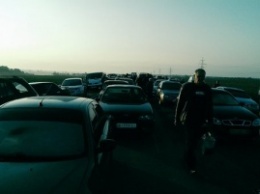 В пунктах пропуска на Донбассе скопились огромные очереди (фото)