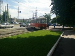 "Трамвайный дрифт" в Харькове: вагон развернуло на рельсах (ФОТО)