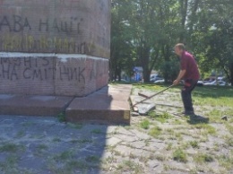 В Киеве демонтируют памятник чекистам на Лыбидской, в соцсетях реагируют с сарказмом