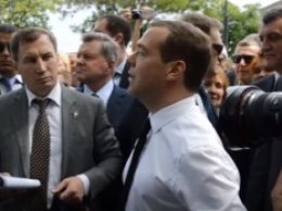 Медведев - крымским пенсионерам: денег нет, их вообще не будет! Но вы держитесь здесь - хорошего вам настроения!