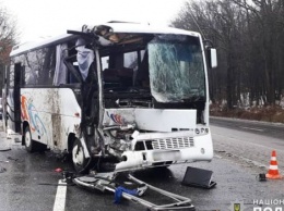 В Хмельницкой обл. рейсовый автобус столкнулся с грузовиком, пострадали 6 человек