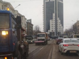 В Воронеже лихачи-водители пугают снегоуборщиков
