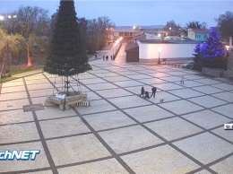 На центральной площади Керчи продолжают устанавливать новогоднюю елку