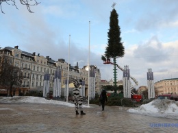 На Софийской площади Киева ставят главную елку страны