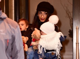 Своя ноша не тянет: Амаль Клуни с двумя детьми на руках вышла из отеля в Нью-Йорке