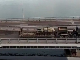 Путин по Керченскому мосту стягивает в Крым боевую технику: опубликовано видео