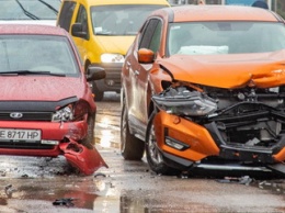 На Запорожском шоссе из-за столкновения Mazda и Nissan пострадала женщина в Lada