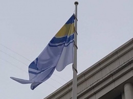 Над Днепром взметнулся флаг в поддержку пленных украинских моряков