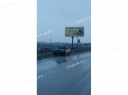 Полицейский автомобиль, «караулящий» мост, встревожил жителей Мелитополя (фото)