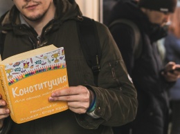 В московском метро прошел флешмоб, посвященный юбилею Конституции РФ