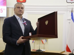 Сергей Аксенов в день Конституции Российской Федерации вручил крымчанам заслуженные награды