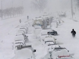 Циклон обрушился на Украину: "стихия парализовала города, въезд в столицу закрыт", кадры снежного ада