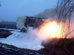 В Днепропетровской области на трассе на ходу загорелся автомобиль