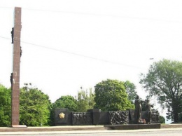 Во Львове начался демонтаж аварийной 30-метровой стелы Мемориала Славы