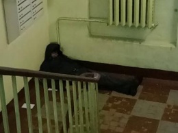 «Изменил - спи на коврике»: О судьбе неверных мужчин рассказали в одном из подъездов Воронежа