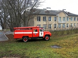 Пожарные наготове: крымские огнеборцы провели учения в гимназии с. Танковое