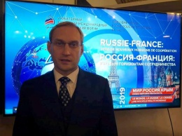 Глава администрации Евпатории показал «Крымский вечер в Париже» Марин Ле Пен