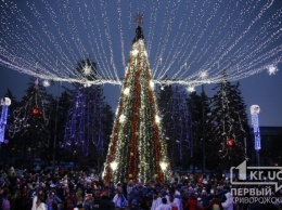 Несколько сотен криворожан пришли на открытие новогодней елки в Ингулецком районе города