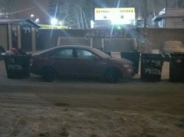 В Воронеже жители учительских домов воспитали автохама баками с мусором