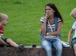 Страшное количество следов никотина обнаружено в крови детей курильщиков