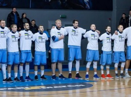 Баскетболисты «Днепра» побеждают в футболках в честь плененных моряков