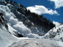 В ГСЧС предупредили туристов о схождении лавин в Карпатах