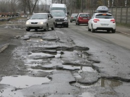 Надоело терпеть: украинские водители сами отремонтировали «дорогу в ад». ВИДЕО