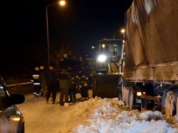 В Днепропетровской области более 100 автомобилей попали в снеговую ловушку (ФОТО)