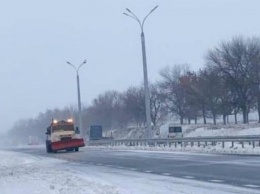 Снегопады заблокировали дороги в четырех областях Украины