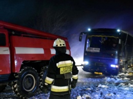 В снежном плену: на запорожской трассе вытаскивали застрявший автобус