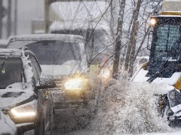 На трассе Киев-Харьков асфальт укладывают на снег: видео безумия, сотни машин заблокированы. «Это Украина, детка»