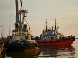 Колоссальные убытки моряков: Россия продолжает убивать порт Запорожской области (ФОТО)