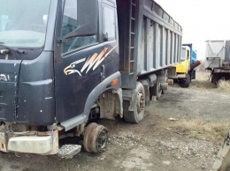 В Евпатории водителя зажало кабиной грузовика