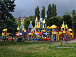 Под Харьковом нашли опасные детские площадки
