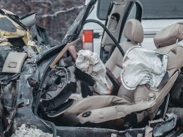 На трассе Киев-Чернигов Opel влетел под мусоровоз: трое человек погибли. Фото 18+