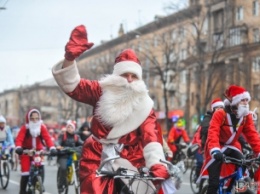 Уже завтра запорожцы смогут увидеть десятки Санта Клаусов и новогодних персонажей на велосипедах (фото)