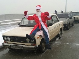 Автомобилисты поздравили бердянцев с Новым годом