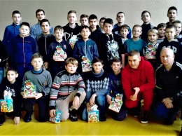 Виталий Буяльский во время отпуска привез подарки юным спортсменам